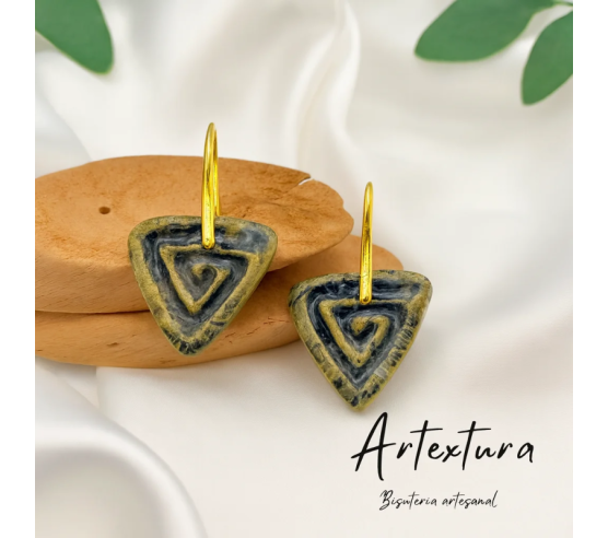 Pendientes Triangulo Negro y Dorado